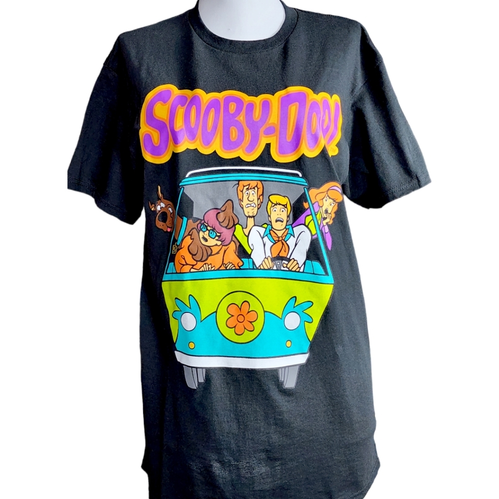 Scooby-doo and the Crew in the Mystery Machine Tshirt - Unisex - NWT - Picture 1 of 1